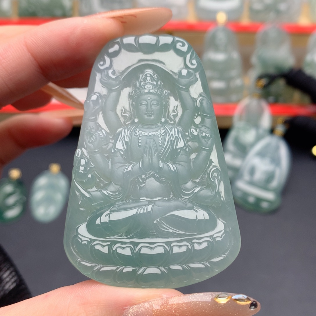 翡翠未镶嵌颈饰千手观音