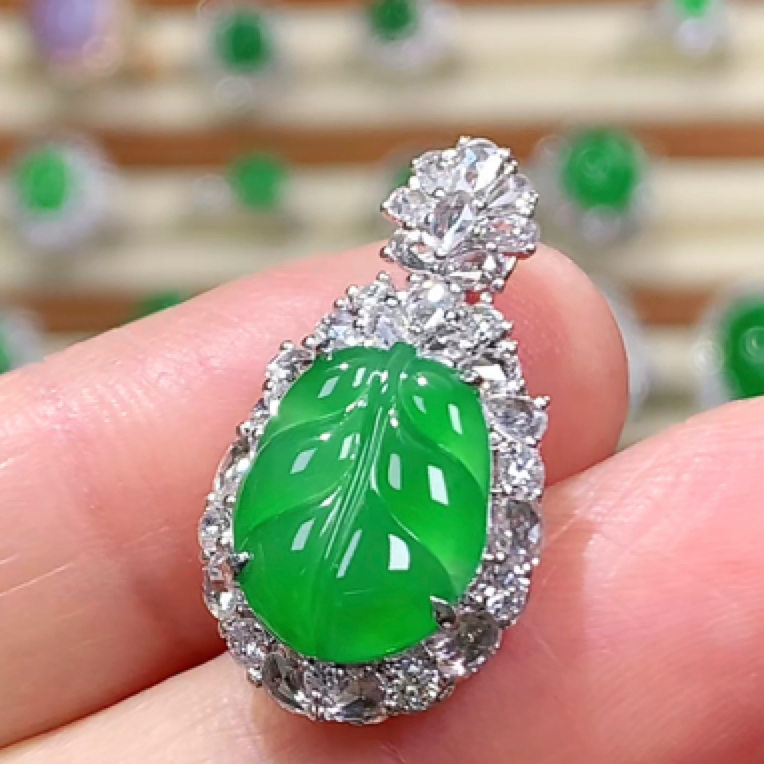 翡翠颈饰18K金镶嵌叶子吊坠