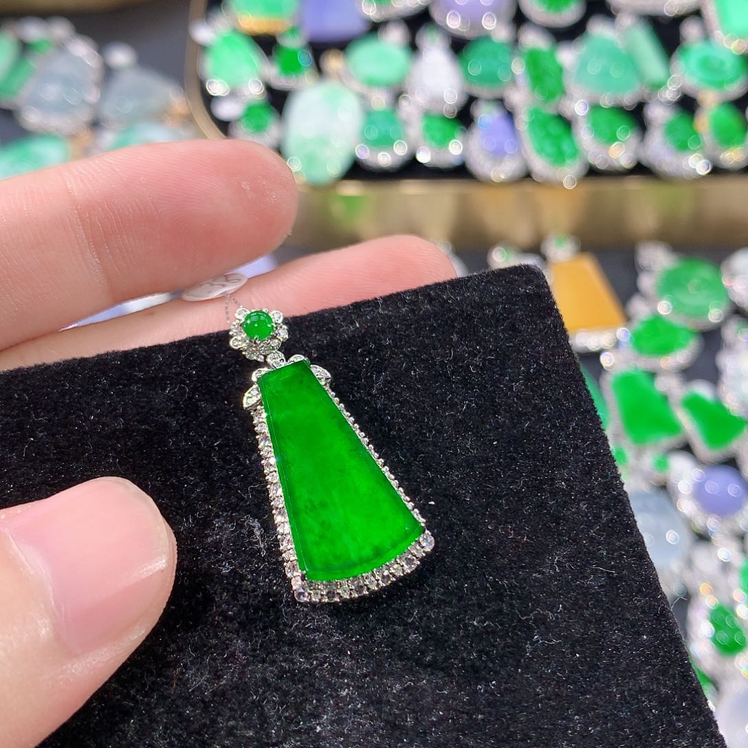 翡翠18K金镶嵌颈饰