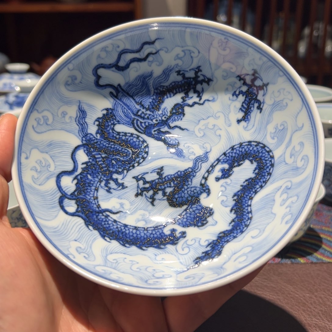 杯青花海水龙卧足碗口径约13.8厘米