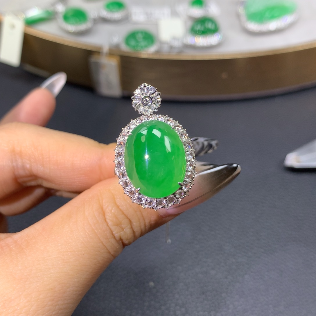 翡翠戒指18K金镶嵌翡翠