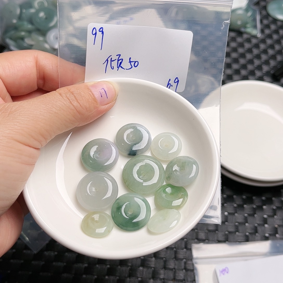 翡翠未镶嵌颈饰?****陈不