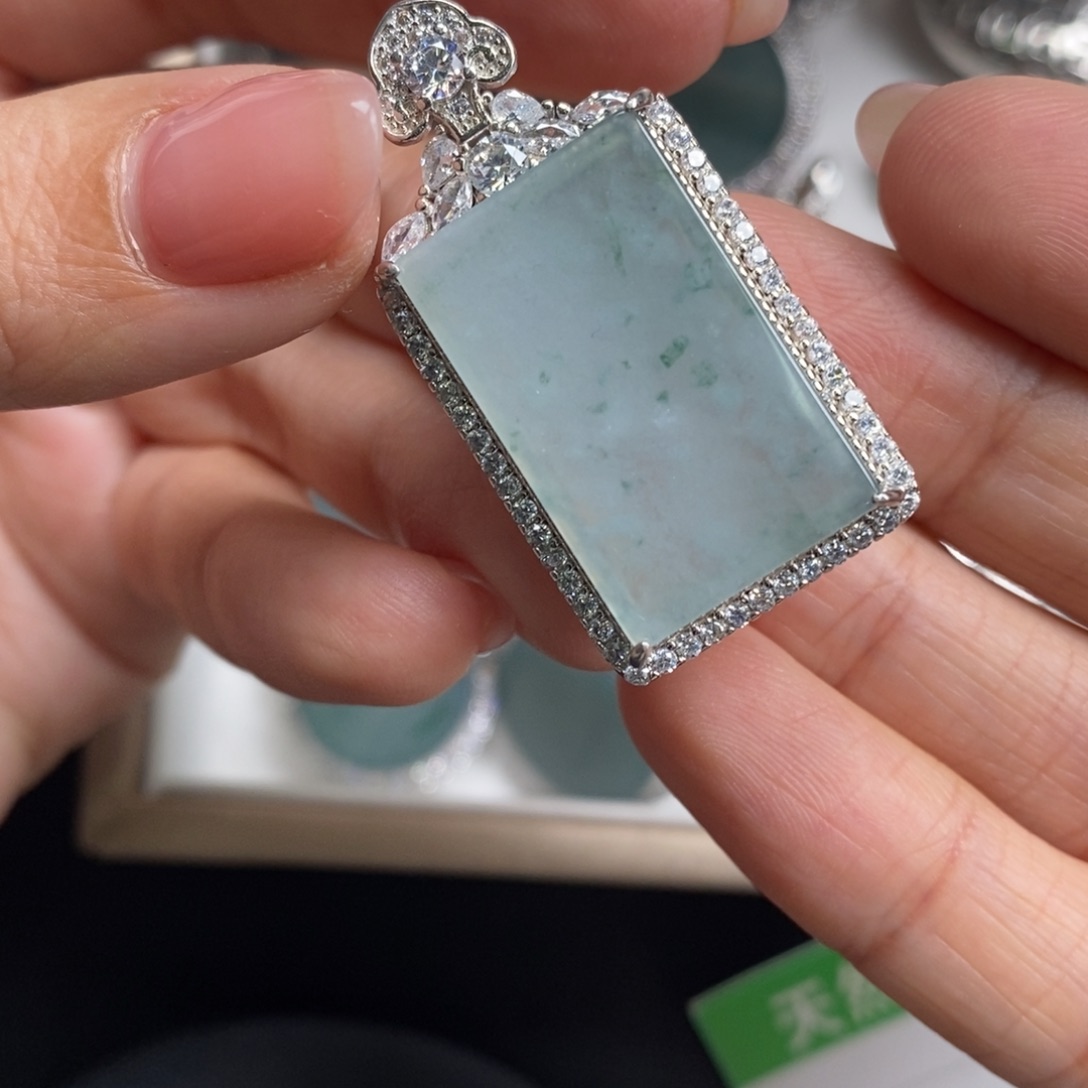 翡翠颈饰未镶嵌翡翠