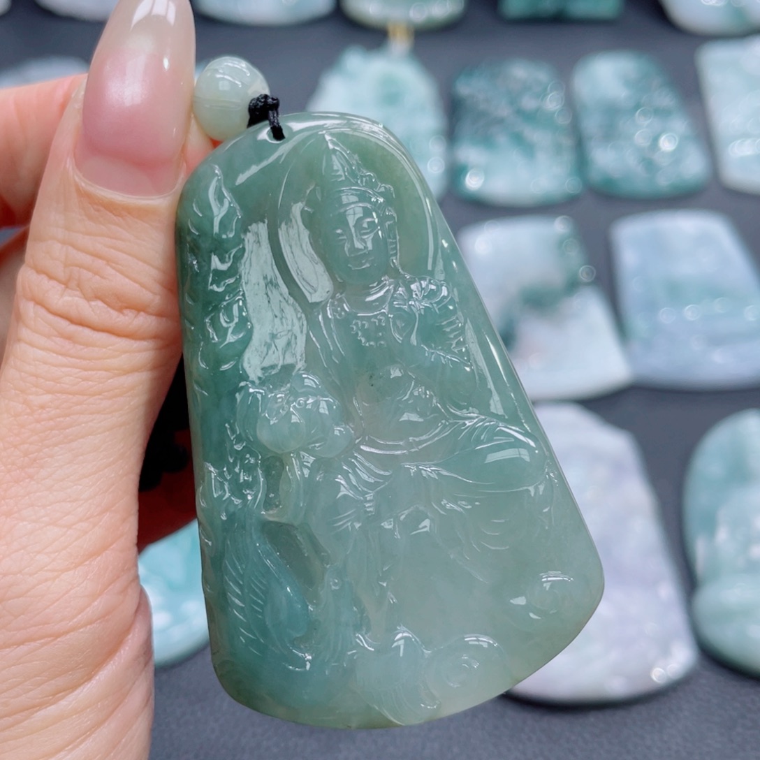 翡翠未镶嵌颈饰观音