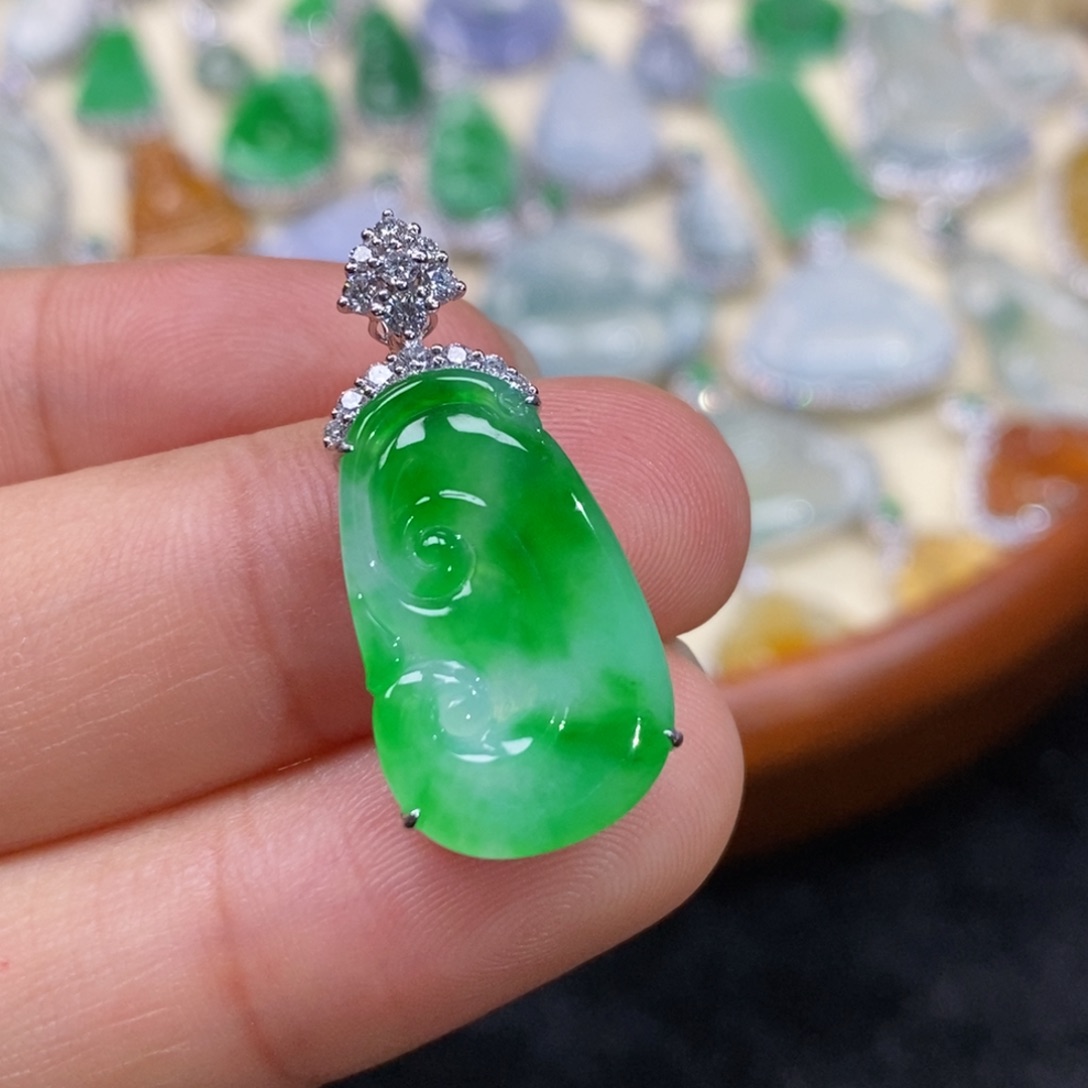 翡翠18K金镶嵌吊坠(赠链)