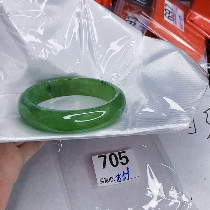 翡翠未镶嵌手镯一图一物实物为准（微瑕处理）