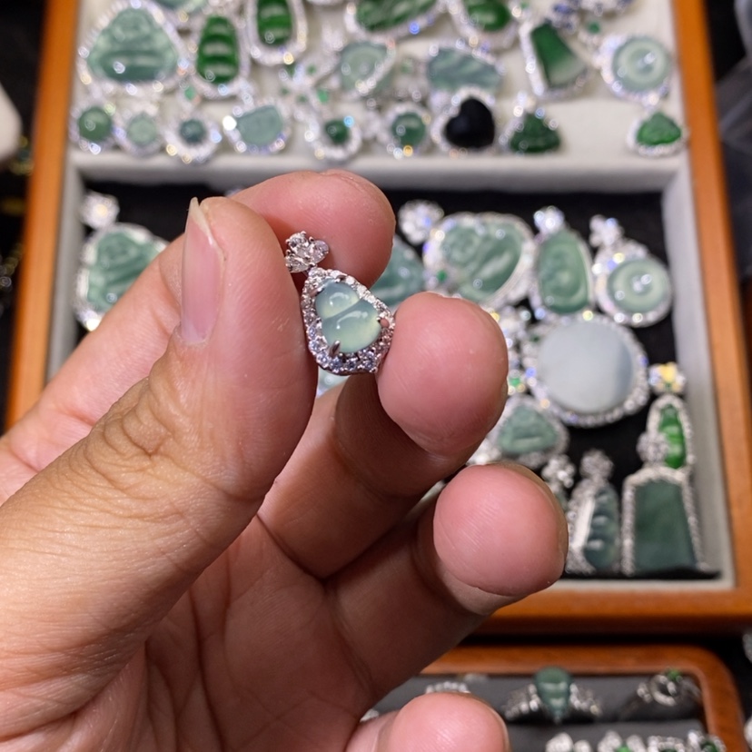 【闪购商品】翡翠颈饰未镶嵌天然