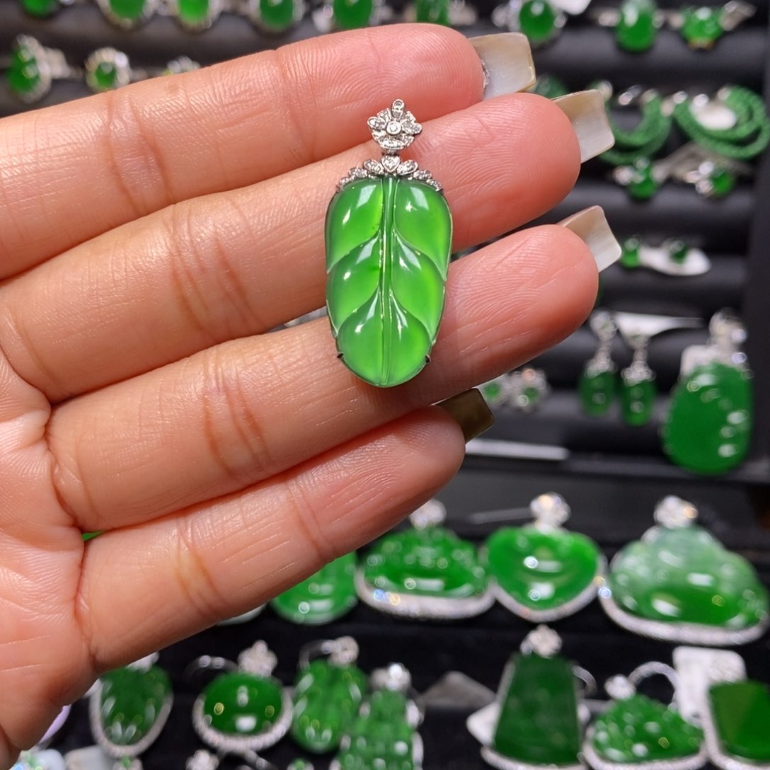 翡翠颈饰18K金镶嵌叶子吊坠