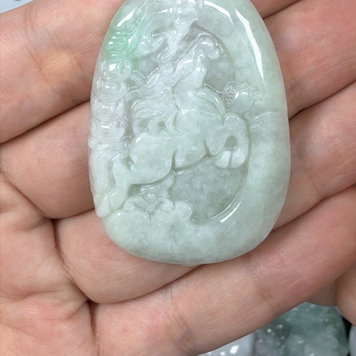 翡翠挂件未镶嵌翡翠