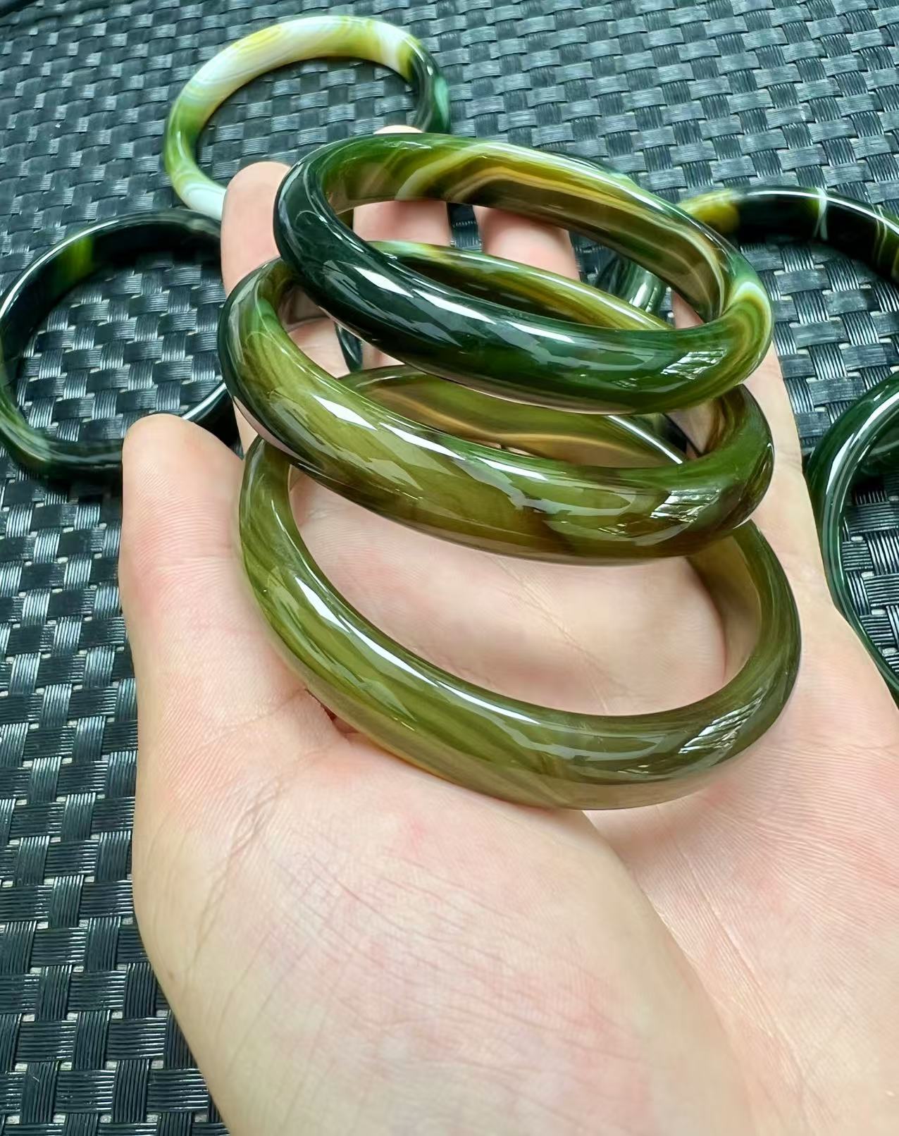 天然玛瑙孔雀绿手镯多样性发其一