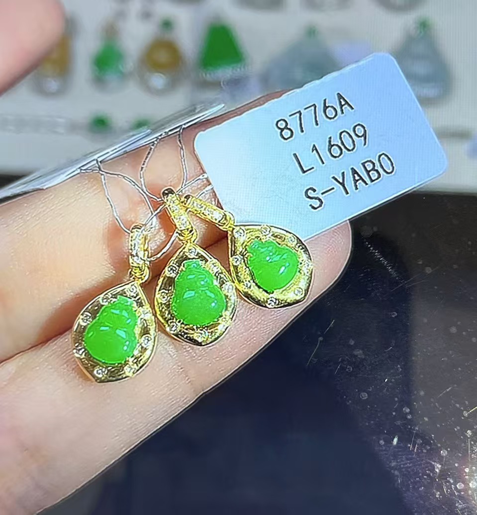 18k天然翡翠挂件  L1609 多样性发其一  