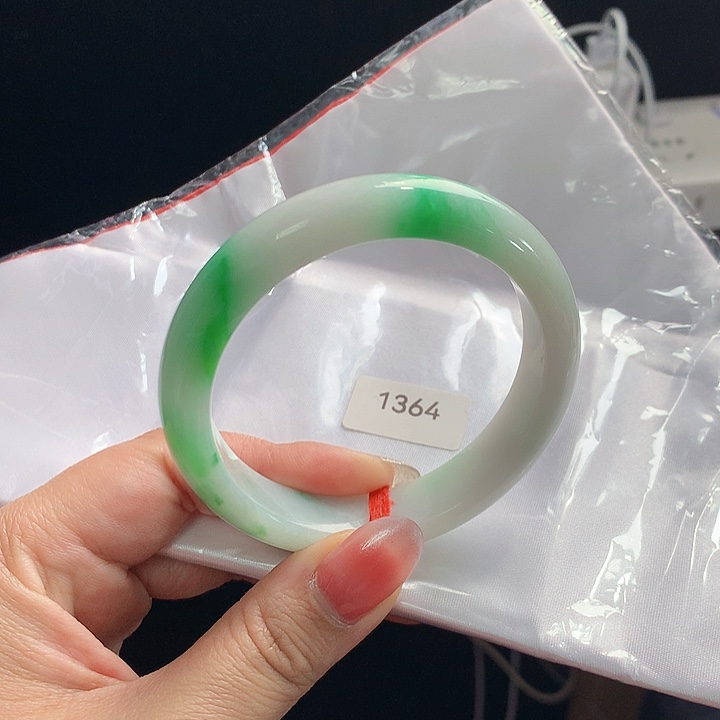 翡翠未镶嵌手镯03。
