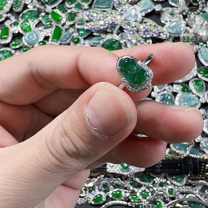 翡翠颈饰未镶嵌天然A货翡翠放漏