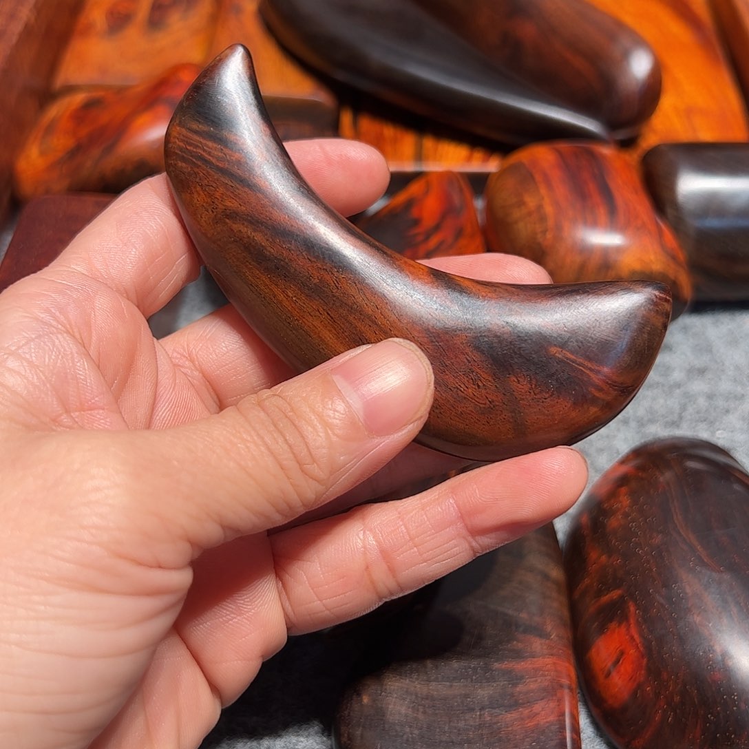 自***色交趾黄檀（大红酸枝）