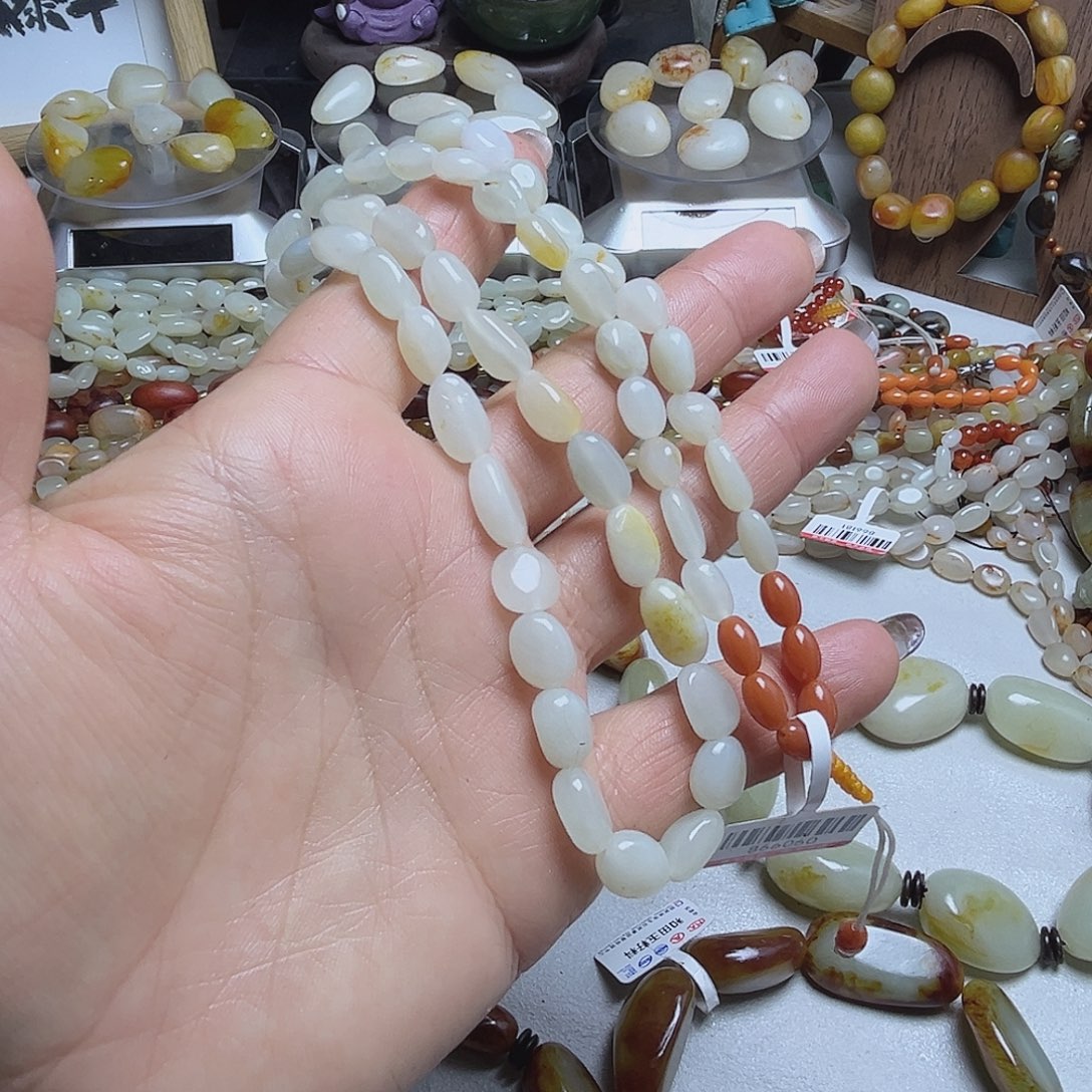 文***刀和田玉（糖玉）未镶嵌手链