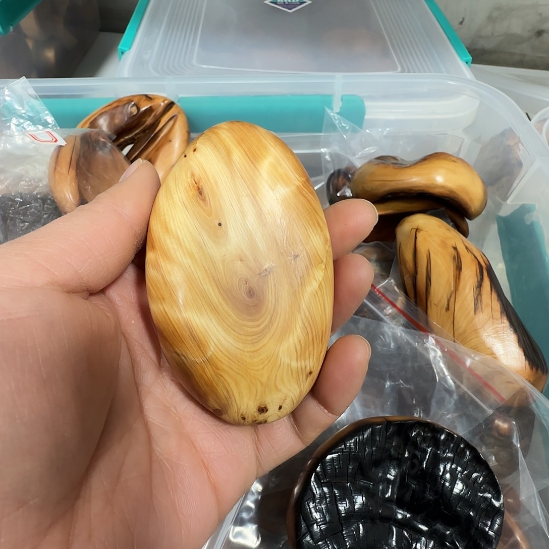 云***上柏木（崖柏）太行崖柏陈化黑油手把件