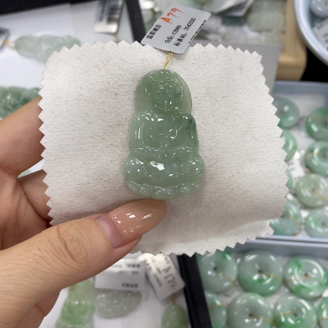 翡翠未镶嵌颈饰观音