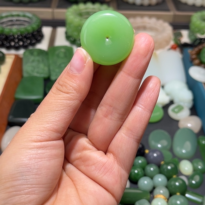 勿***话和田玉未镶嵌珠宝半成品翠青微包容平安