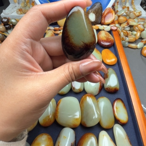 和田玉颈饰未镶嵌告****）