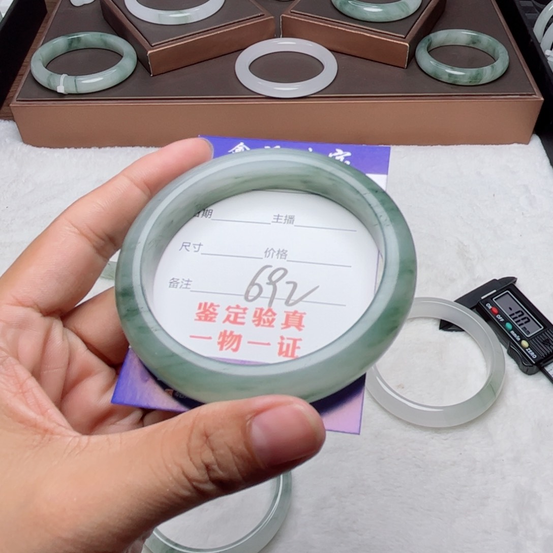 石英质玉手镯未镶嵌潇