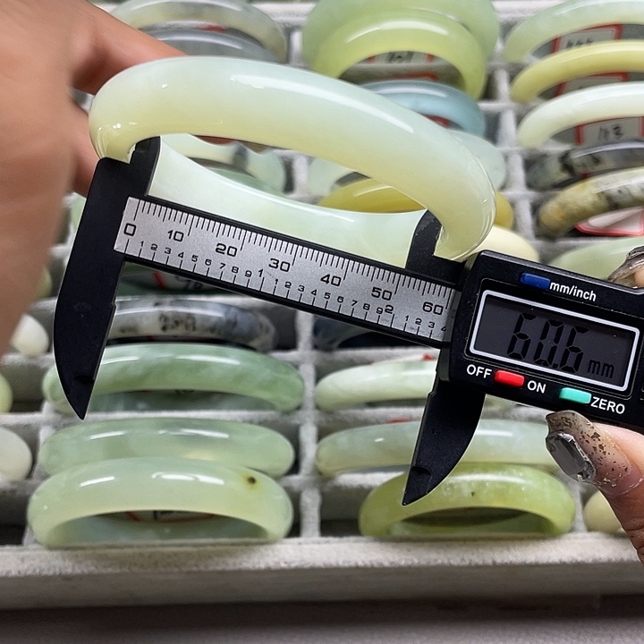 蛇纹石玉未镶嵌手镯81