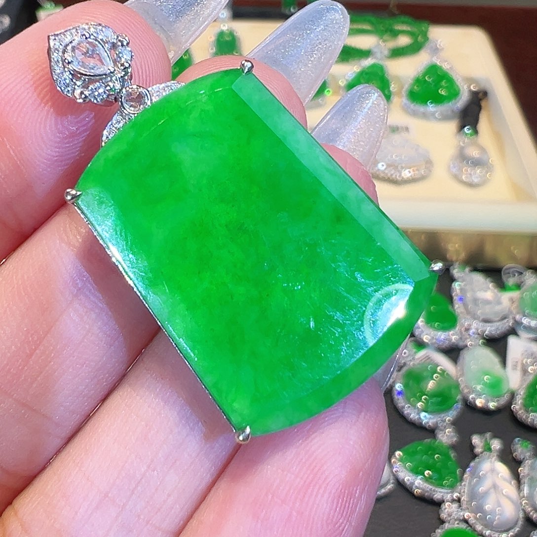 翡翠吊坠(不含链)18K金镶嵌c****e翡翠