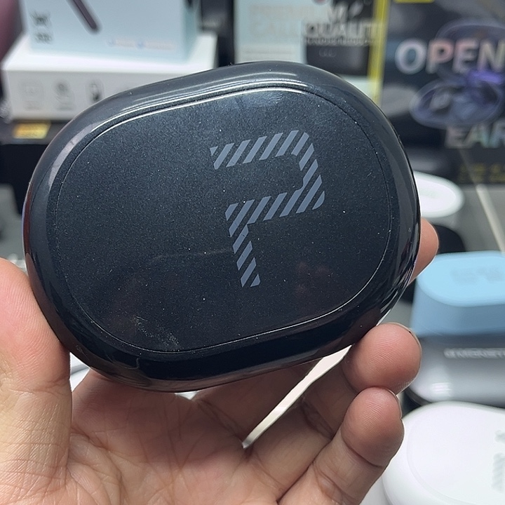品存黑色挂耳。    