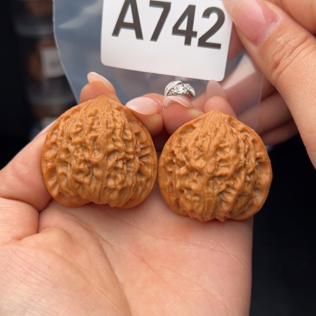 文玩核桃吊坠金牛40全品