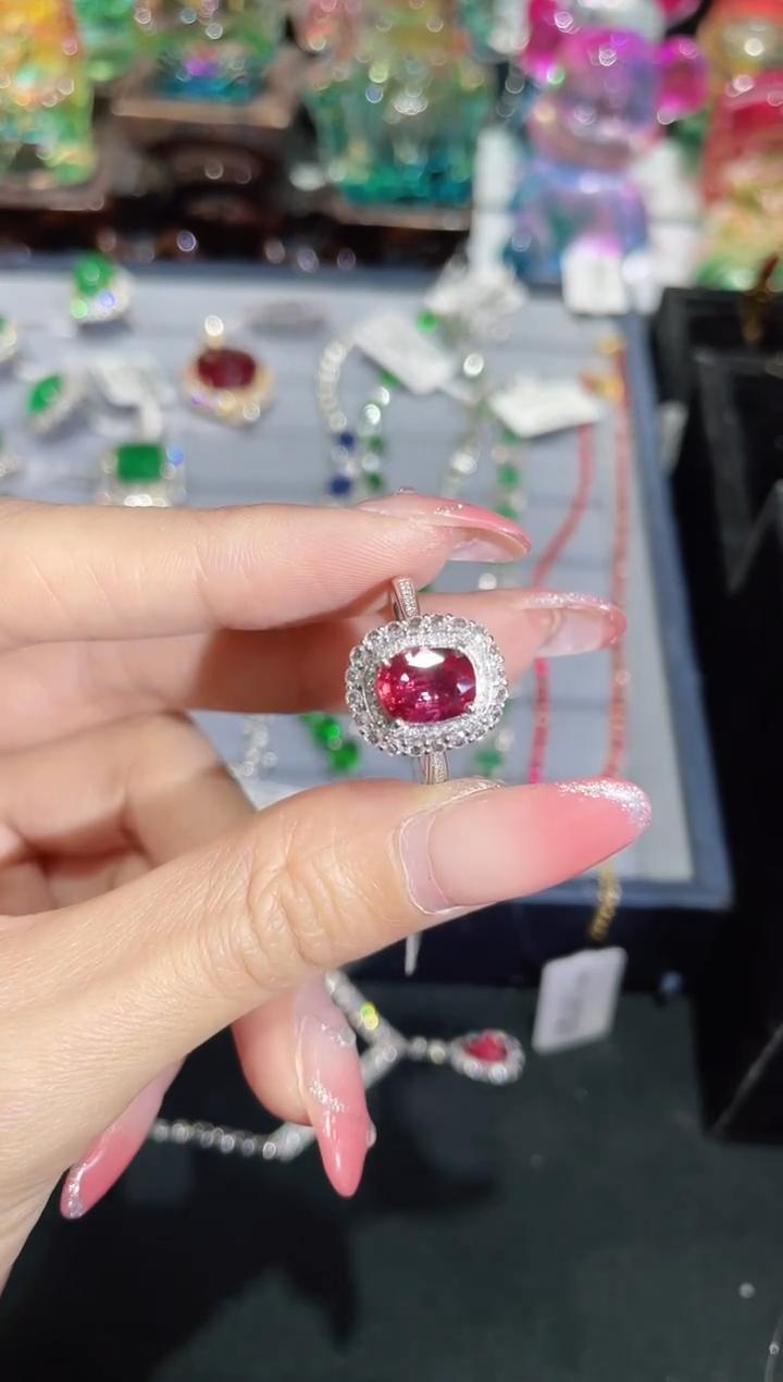 18K金镶嵌天然无烧红宝石戒指 约1.6ct