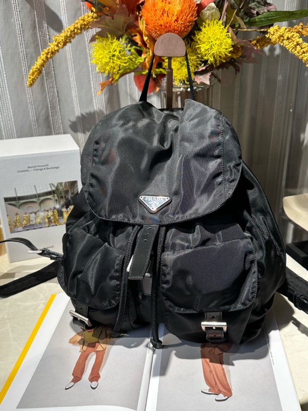 95新 Prada/普拉达 兜兜 黑色双肩包