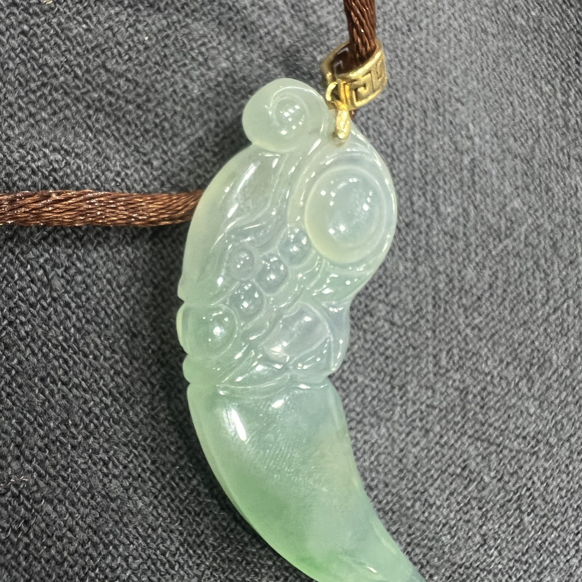 冰润飘绿飘花龙牙精雕玉石挂件