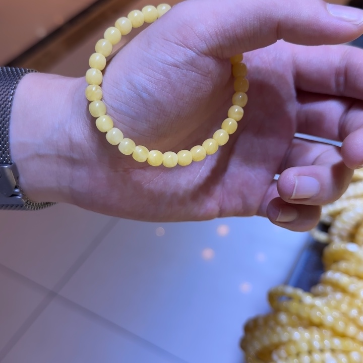 手链琥珀未镶嵌满****。蜜蜡