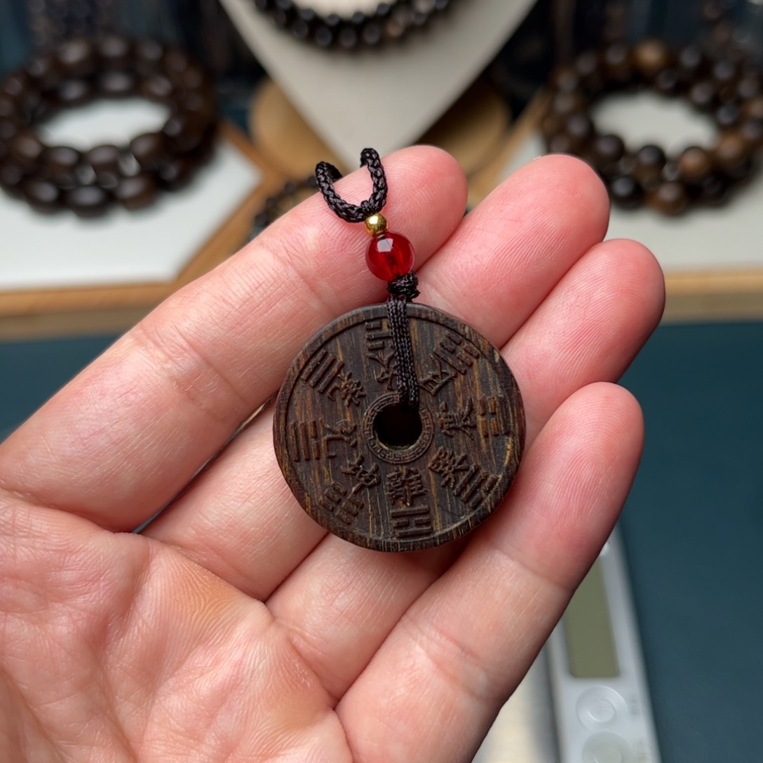 沉香手串白奇楠雕件