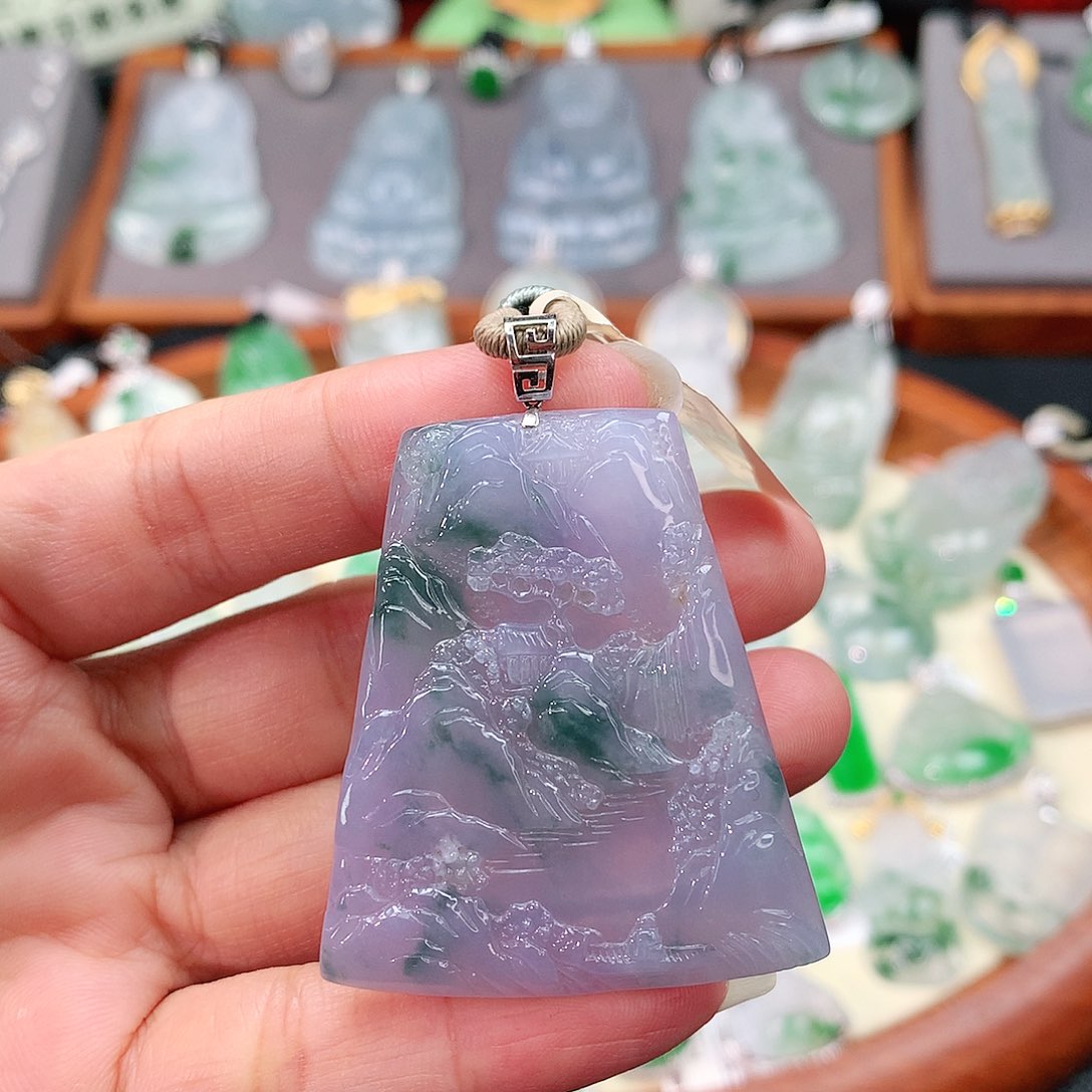 颈饰18K金镶嵌翡翠山水牌