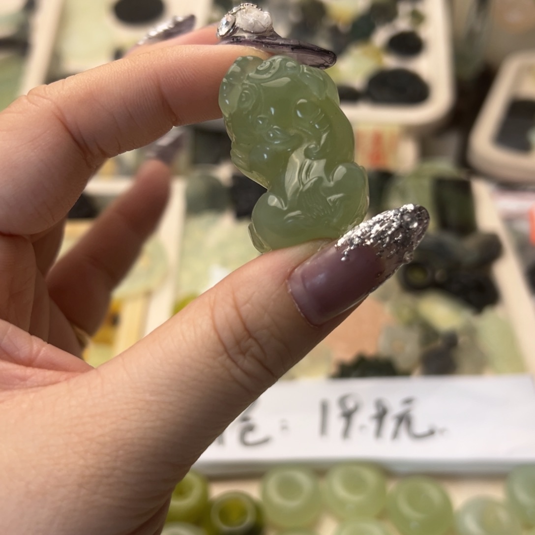 蛇纹石玉颈饰合金