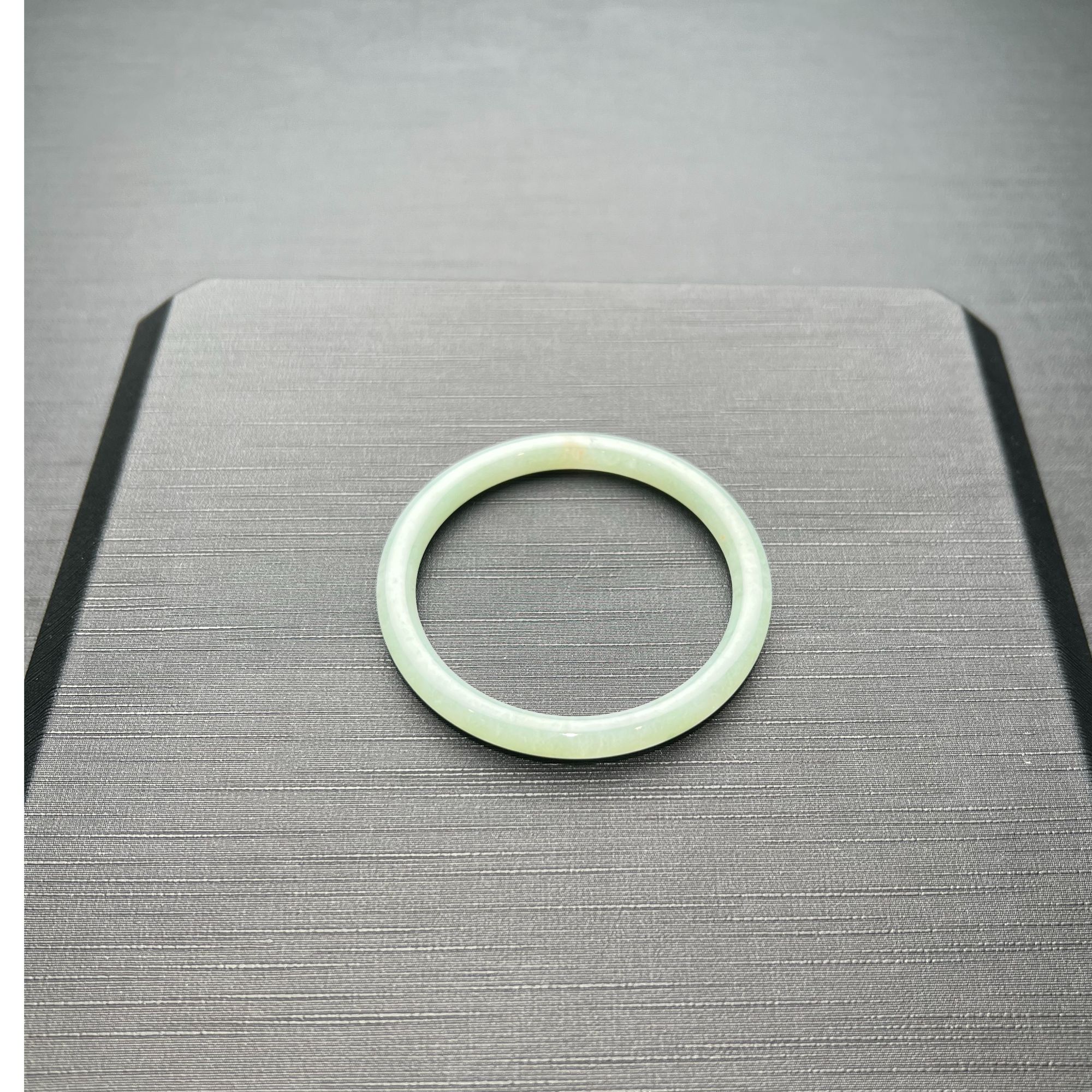 缅甸翡翠A货细圆条手镯淡绿色58圈口