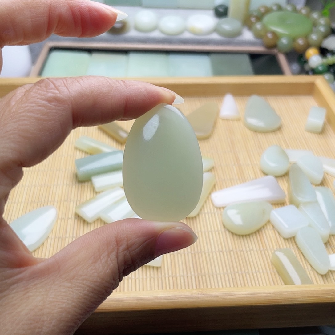 颈饰未镶嵌和田玉（糖玉）心****）