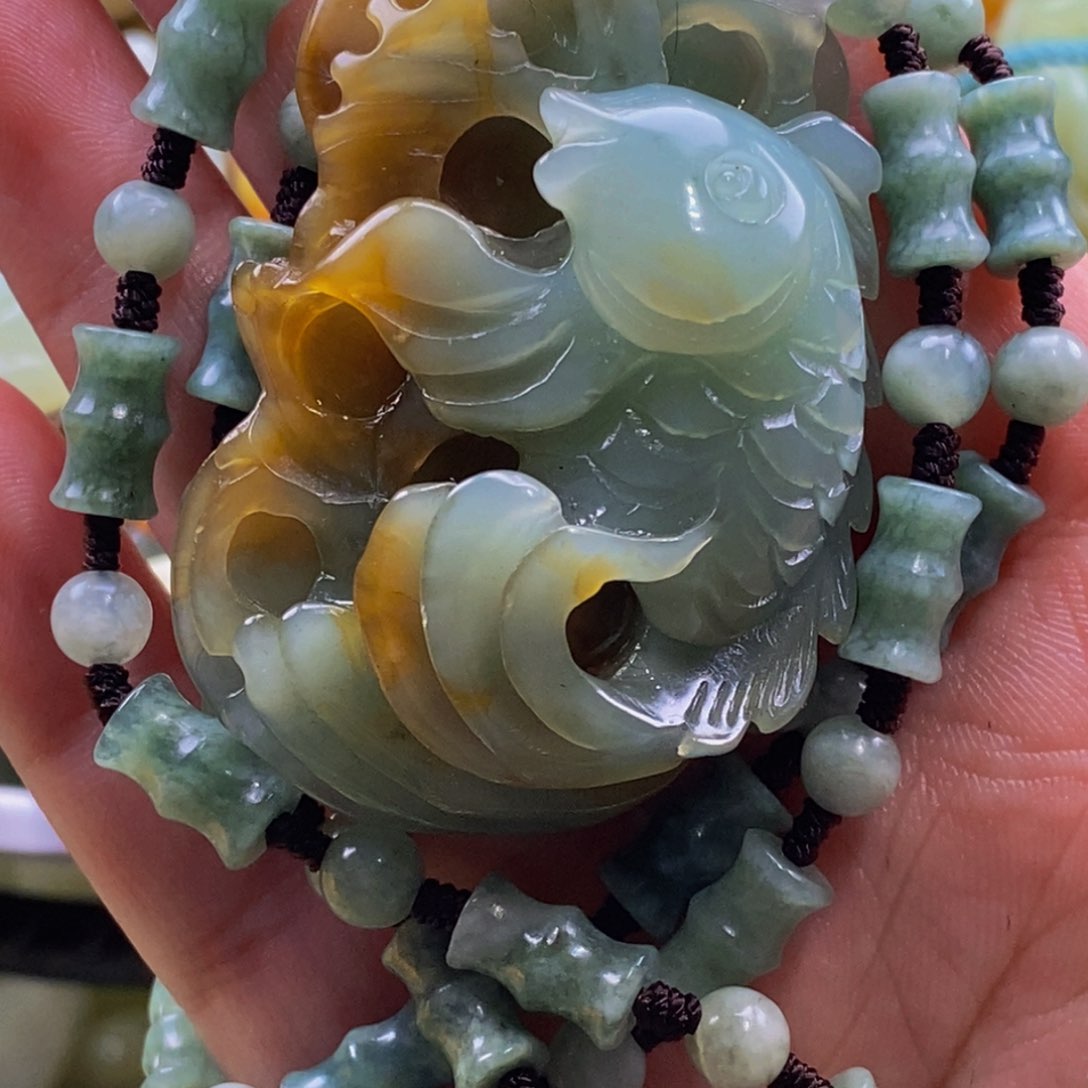 蛇纹石玉颈饰未镶嵌小*人