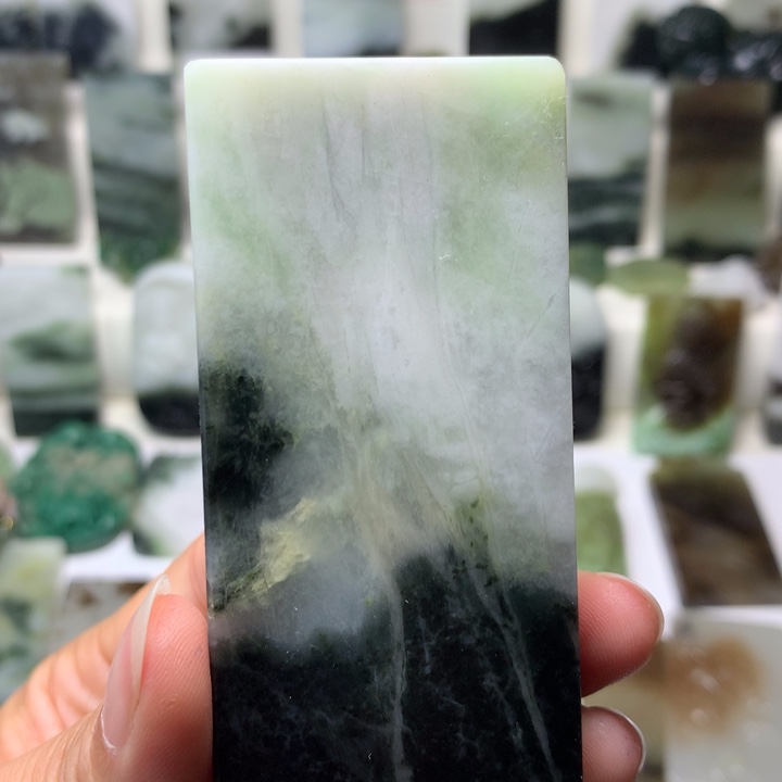 挥***）独山玉未镶嵌颈饰