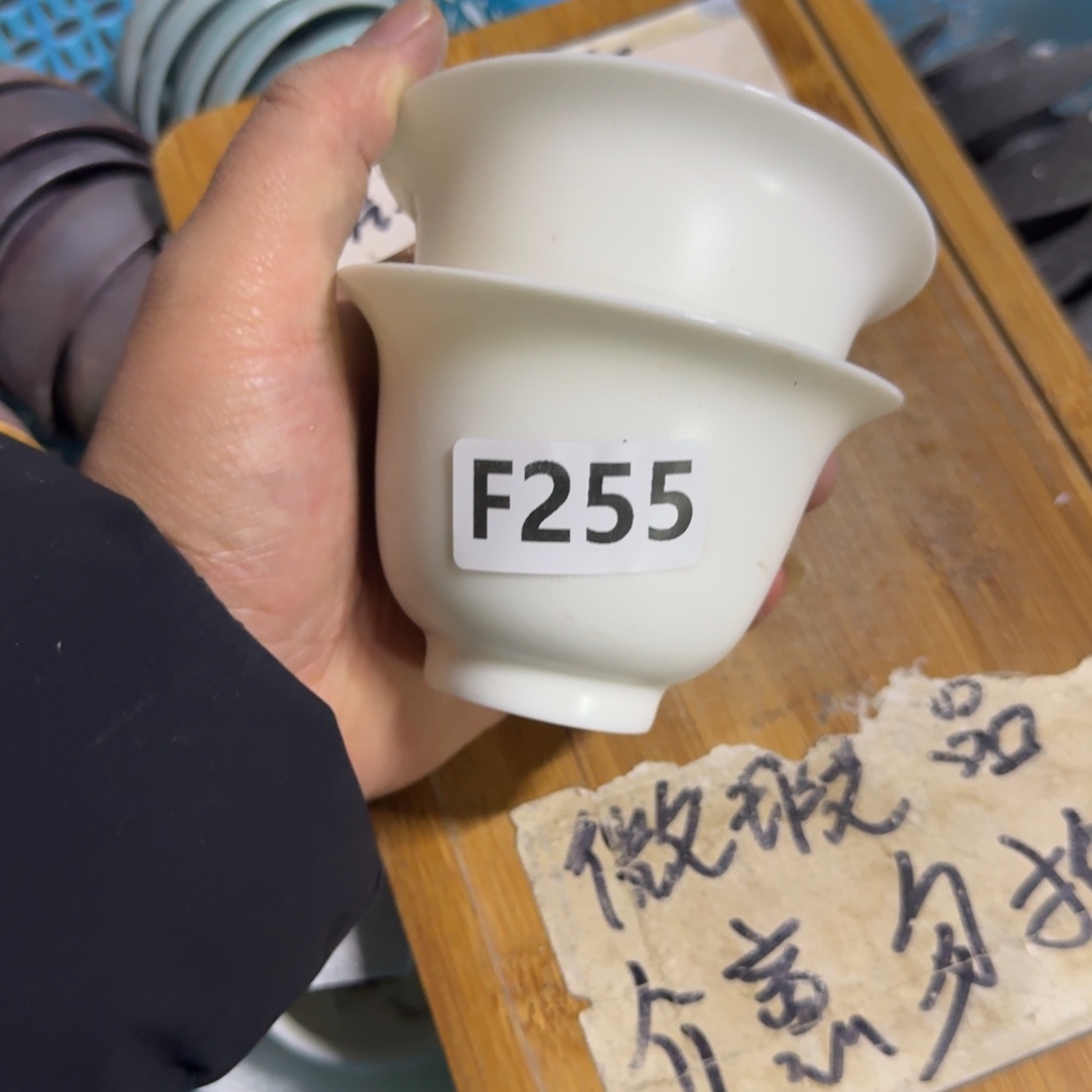 微瑕疵介意勿拍陶瓷器皿F239