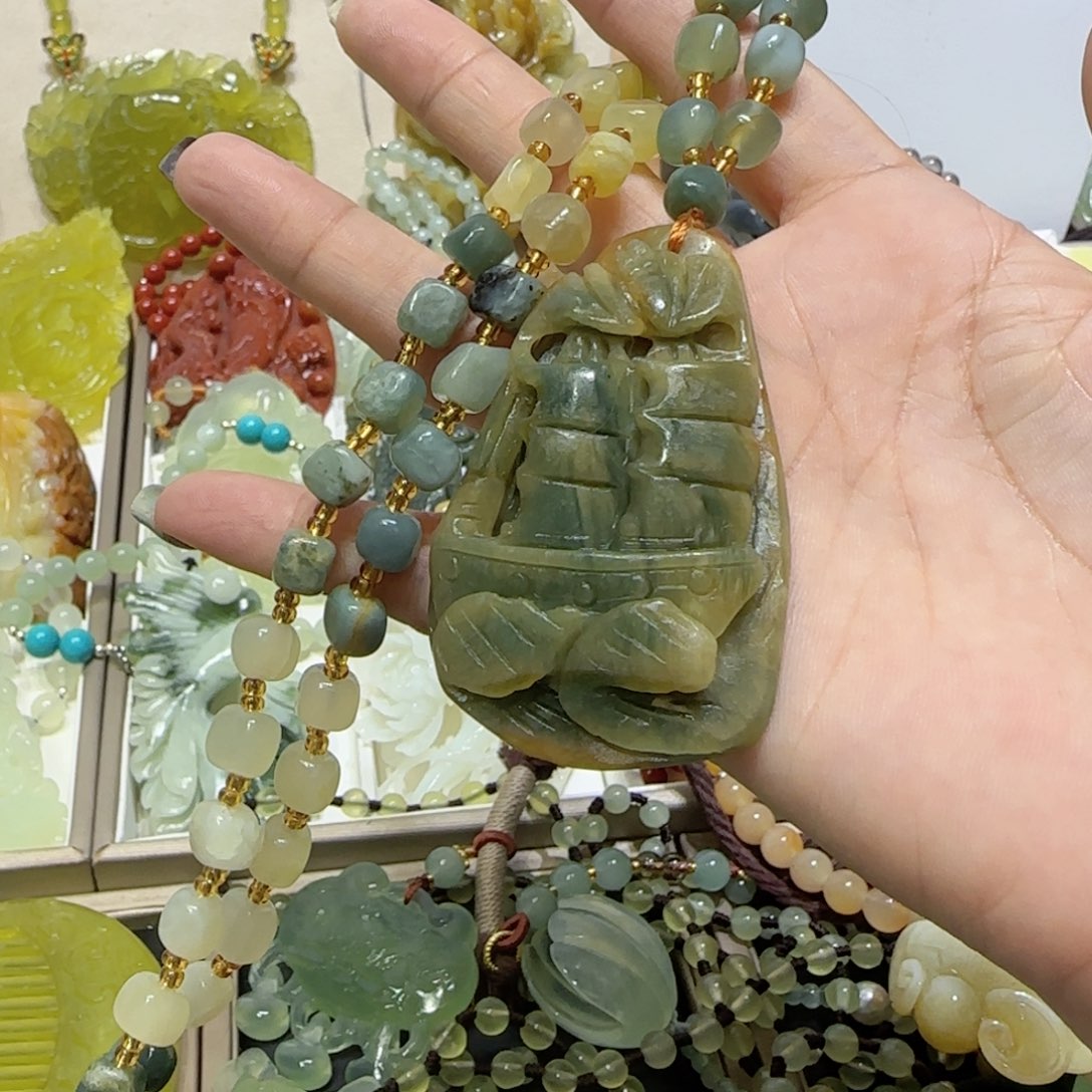 未镶嵌蛇纹石玉吊坠