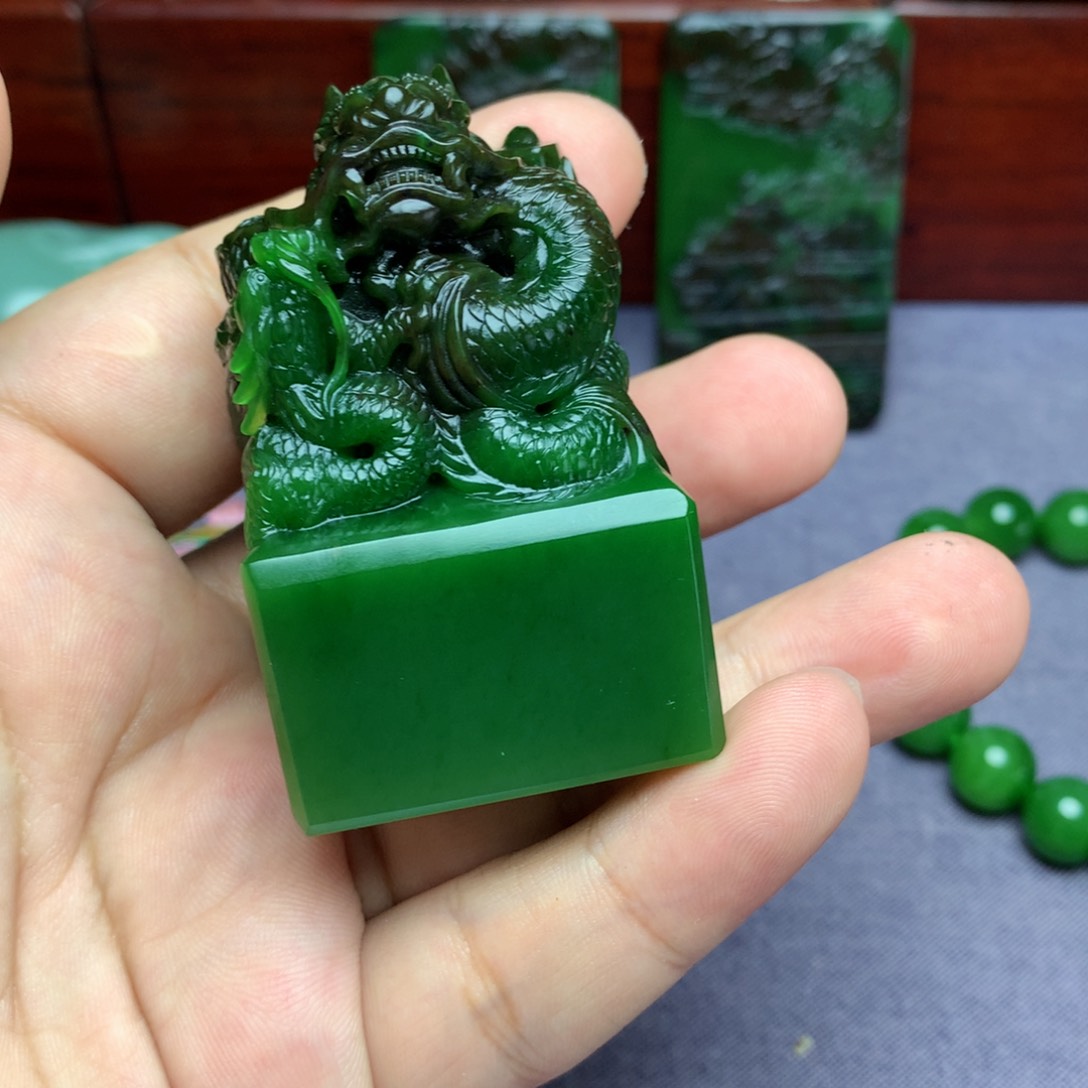 和田玉未镶嵌颈饰山***峰