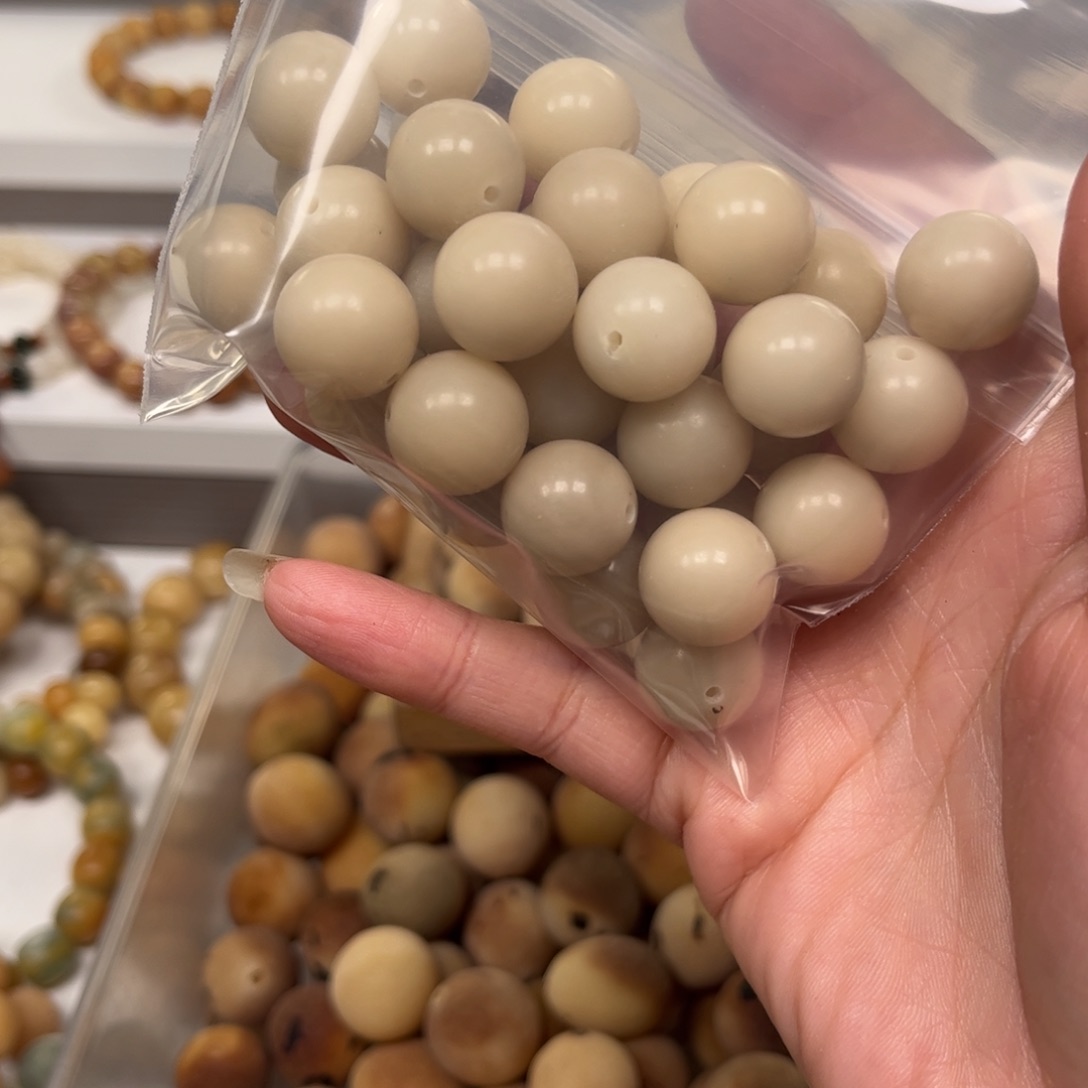 ****生白玉菩提吊坠奶灰36颗