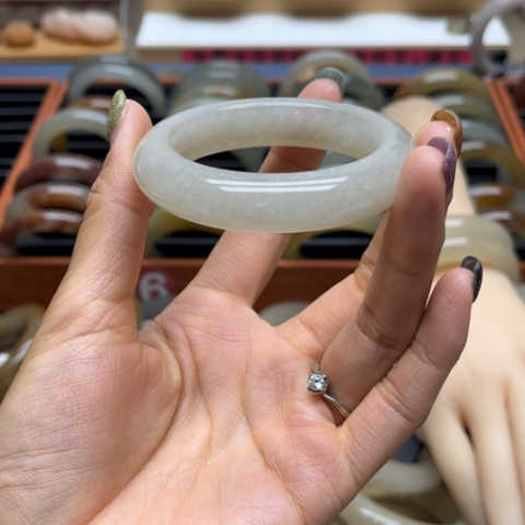 凉***亮石英质玉手镯未镶嵌