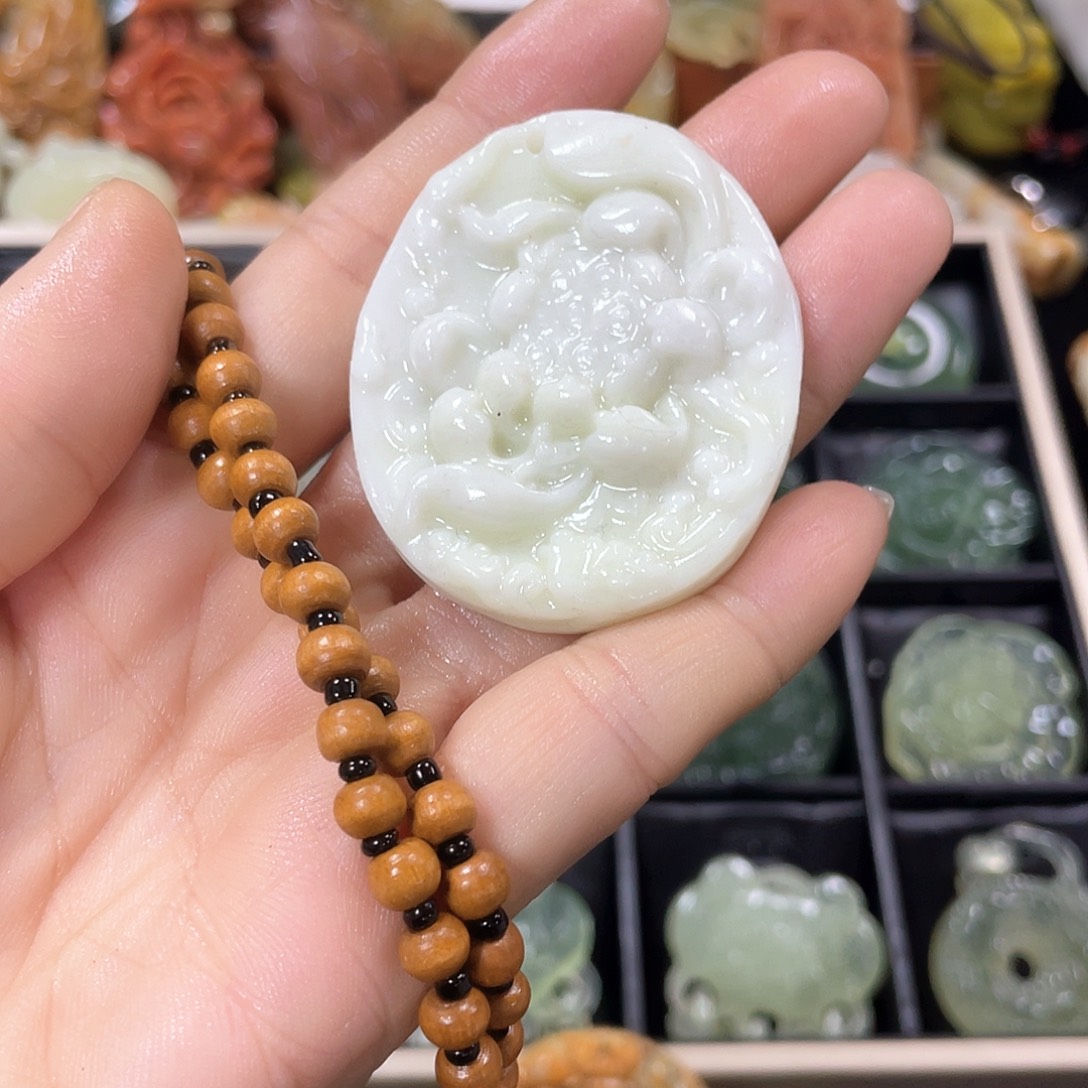 蛇纹石玉颈饰未镶嵌