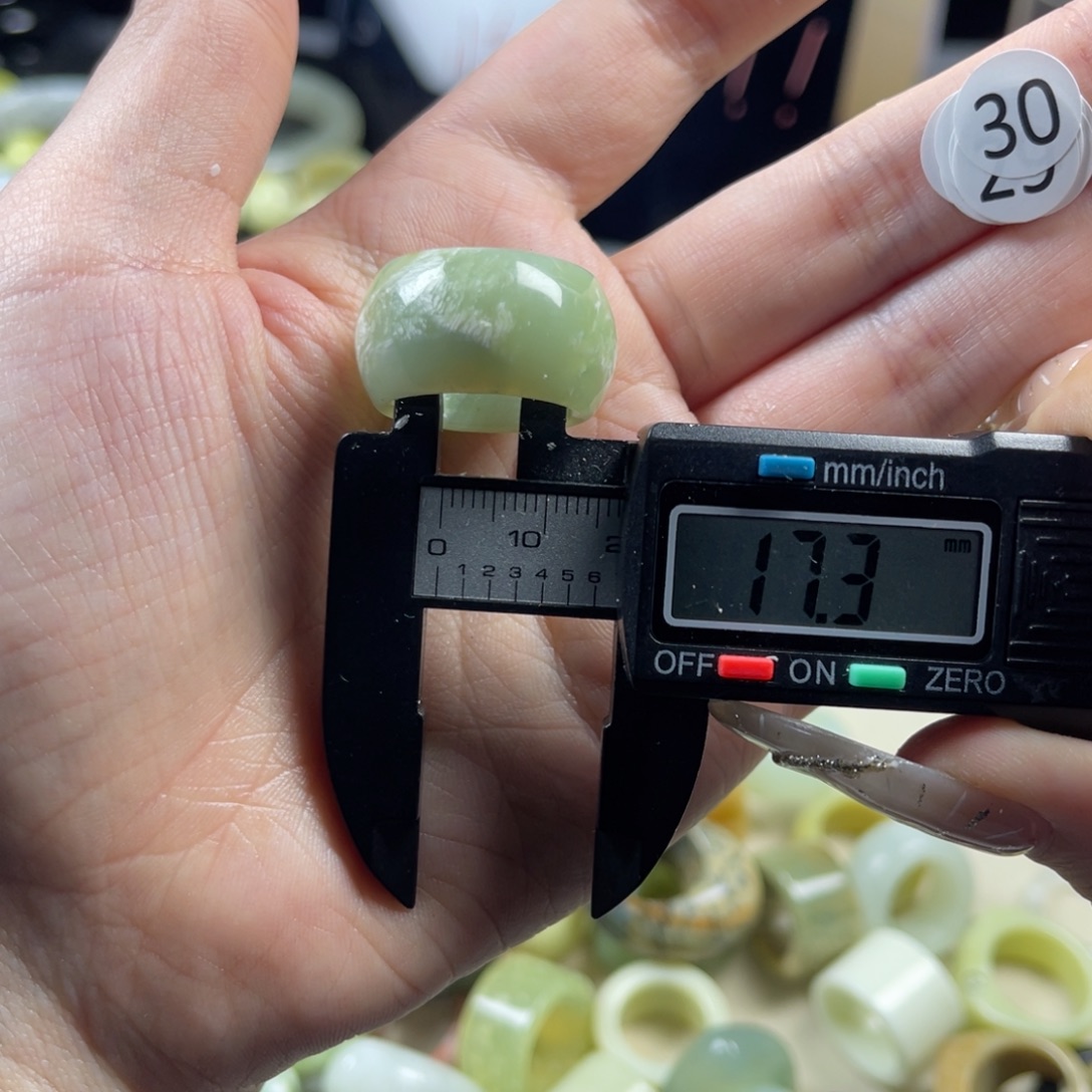 蛇纹石玉未镶嵌戒指