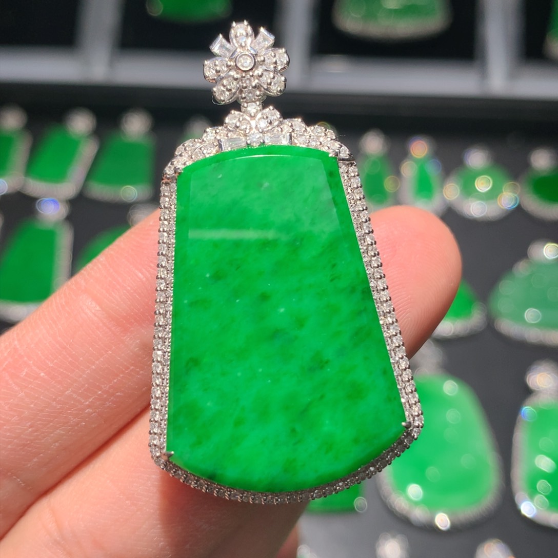 翡翠颈饰18K金镶嵌翡翠