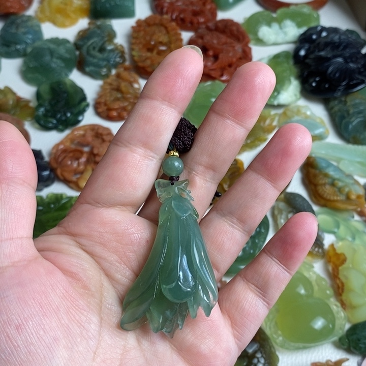 蛇纹石玉颈饰未镶嵌