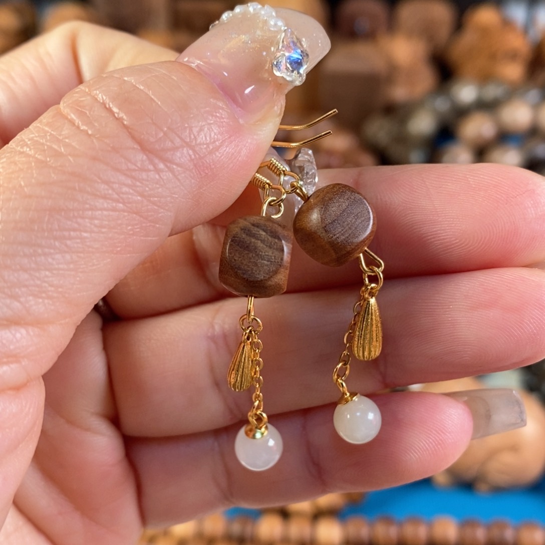 檀香木其他老山檀香横纹黑肉方块耳坠