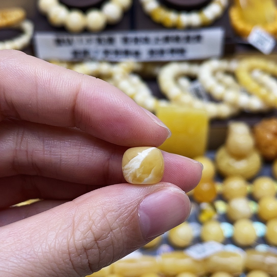 琥珀珠宝奇石未镶嵌10.7×9.3mm瑕疵